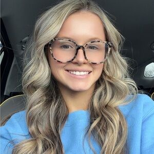 Meet your Posher, Alexia